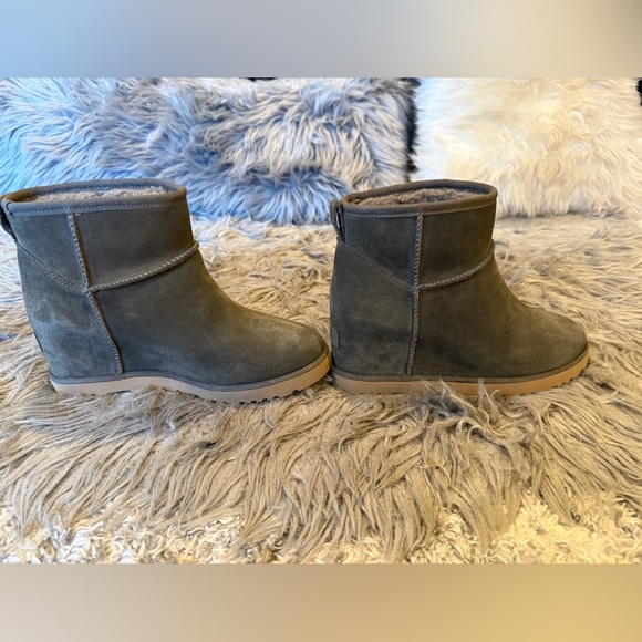 UGG Women’s heeled boots size 7.5 - Picture 7 of 15